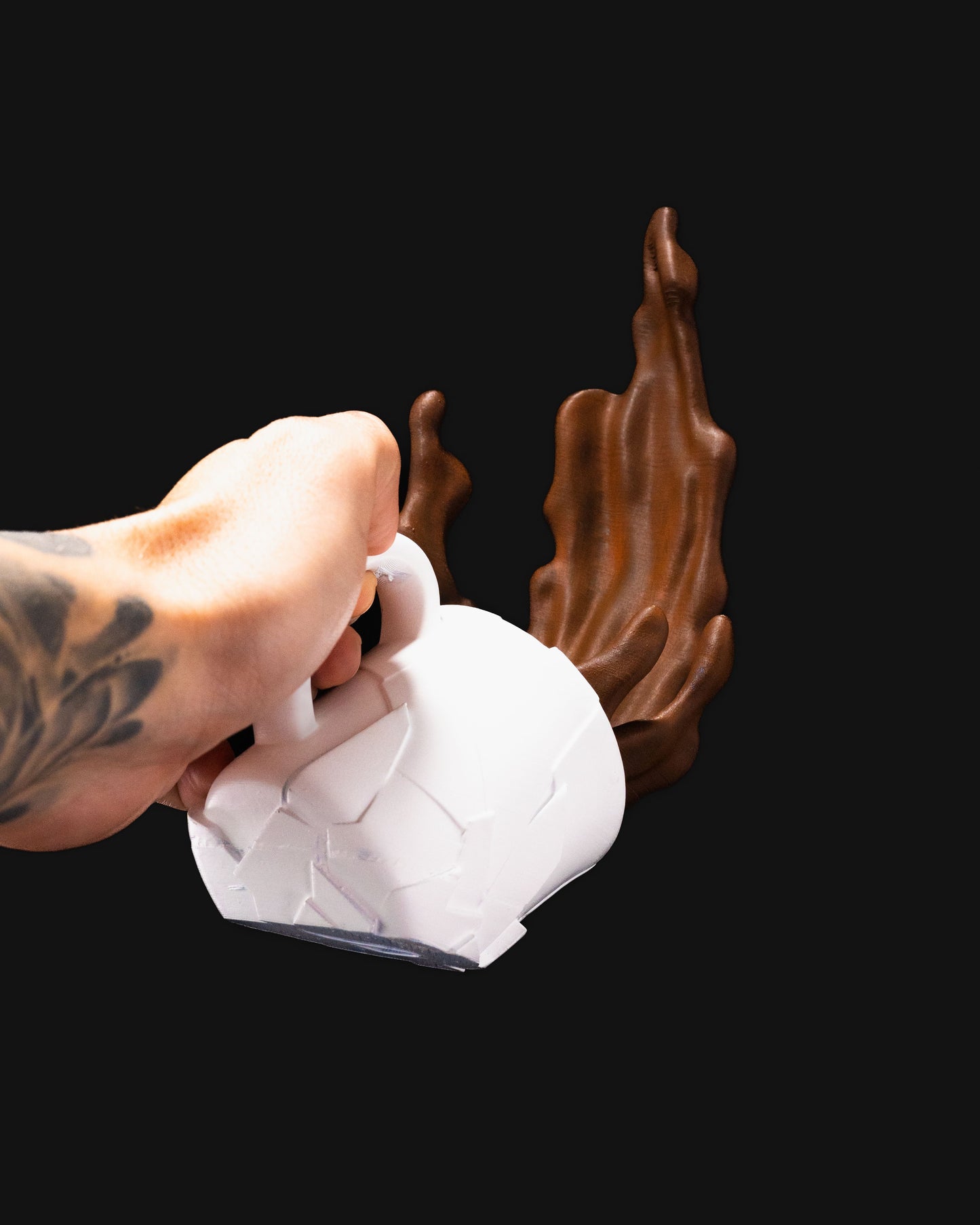Skulptur „Falling Coffee Cup“